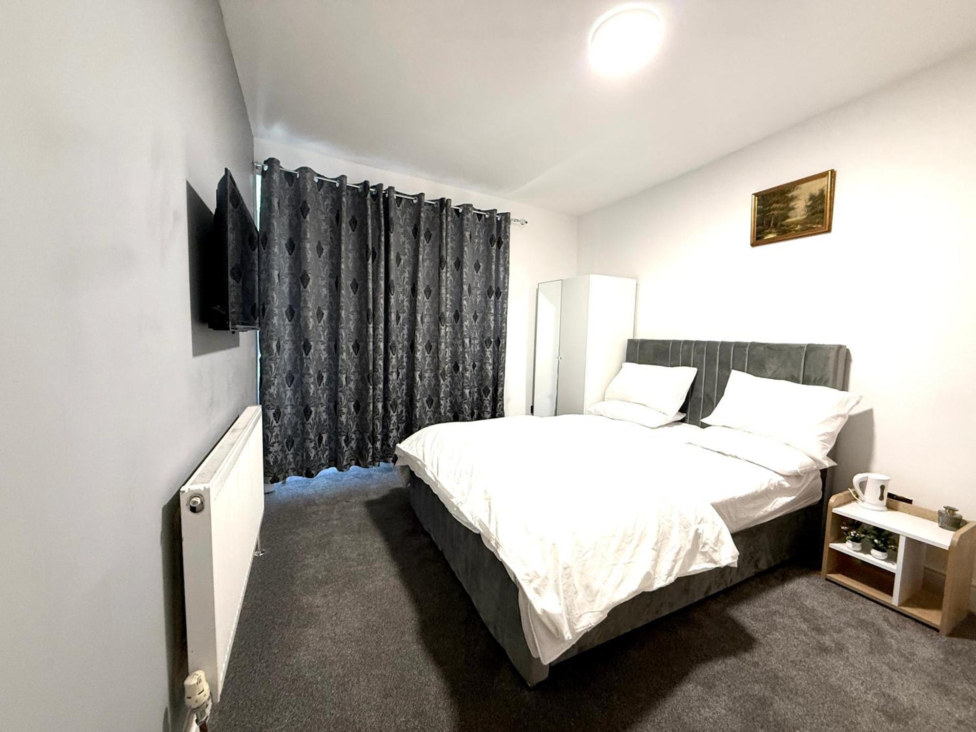 Luxury Deluxe In Beautiful Bournville Village Hotel Birmingham